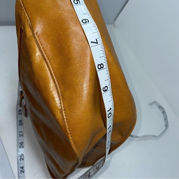 Auricle Orange Leather Shoulder Bag | Tapered Design - Picture 14 of 15